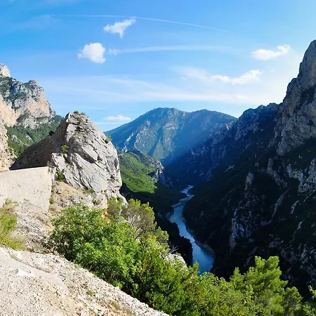 Отель Le Panoramic - Votre Au Coeur Des Gorges Du Verdon 2*